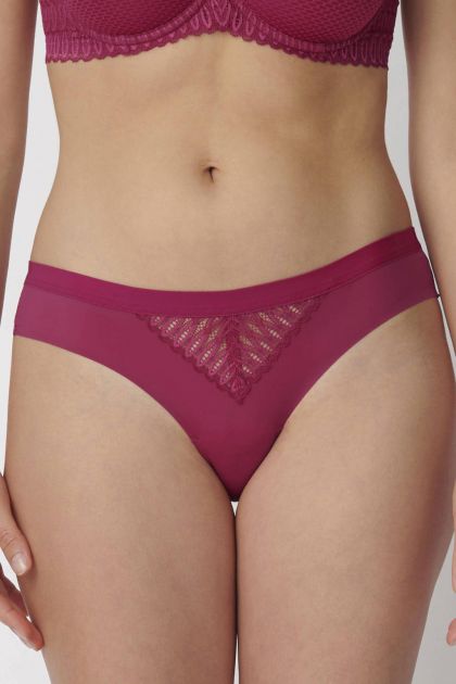 Triumph Slip Aura Spotlight Brazilian rood 36 -